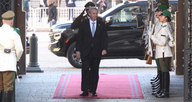 Kast recibe su primer sueldo como Presidente de Chile y decide donar porcentaje a tres causas sociales