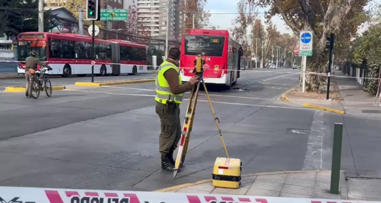 Joven de 20 años queda con lesiones de gravedad tras atropello de bus RED en Ñuñoa
