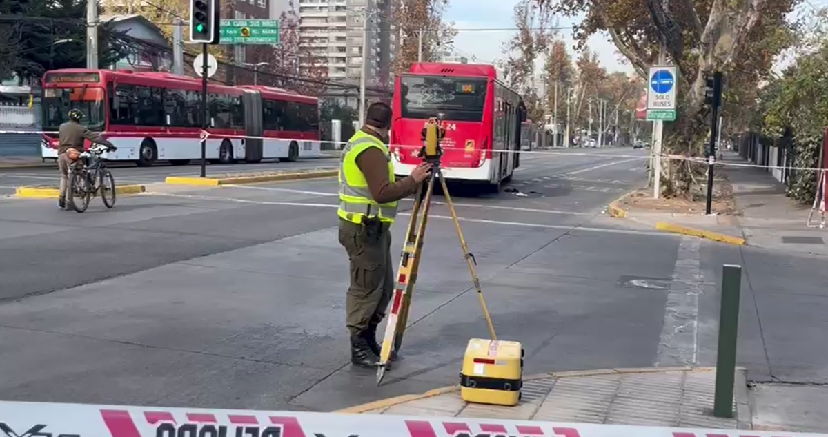 Joven de 20 años queda con lesiones de gravedad tras atropello de bus RED en Ñuñoa