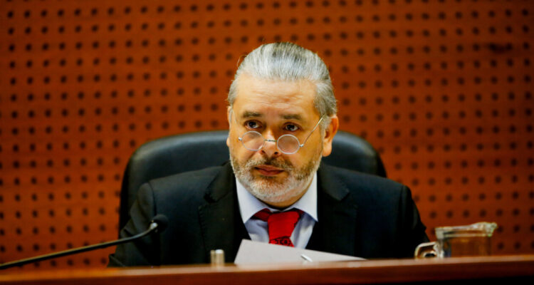 Defensa de juez Urrutia fustiga ofensiva de la UDI y acusa “pelea chica” por pedido de remoción