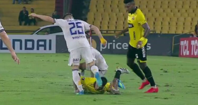 Jugador de Boca pateó a rival en el piso y fue expulsado en Copa Libertadores.