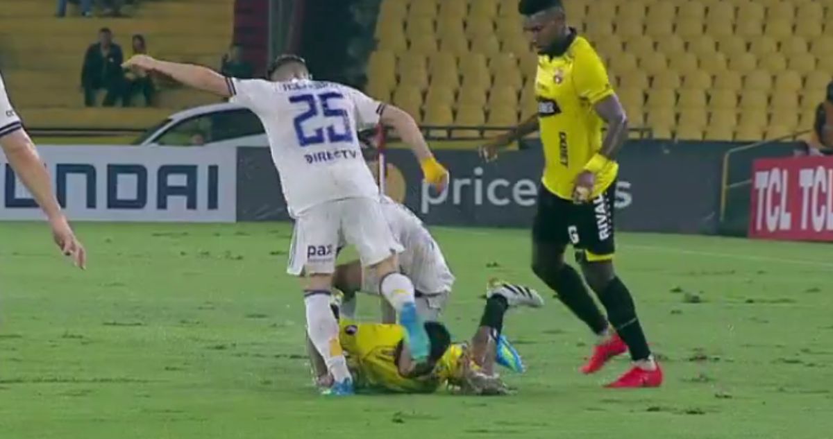 Jugador de Boca pateó a rival en el piso y fue expulsado en Copa Libertadores.