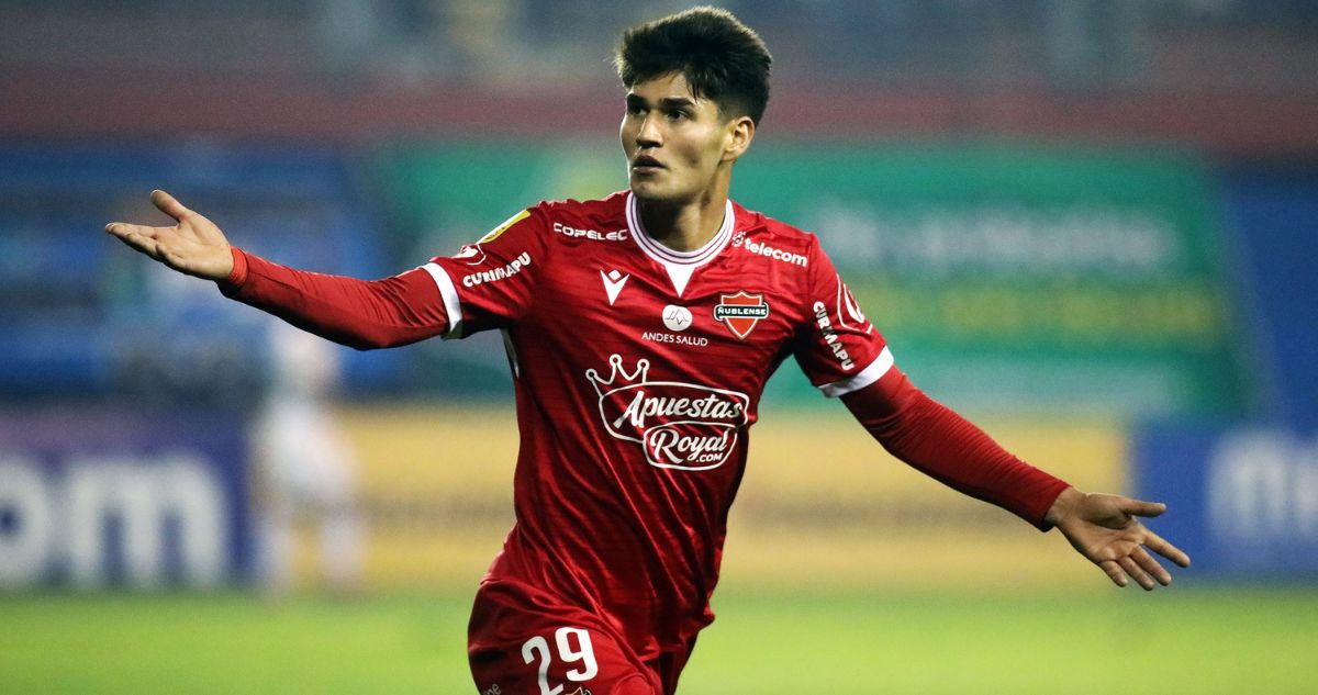 Jugador de Ñublense celebra gol ante Cobresal