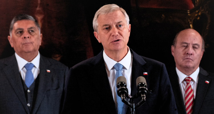 Kast reconoce que perdería popularidad por alza de bencinas porque es es responsabilidad política