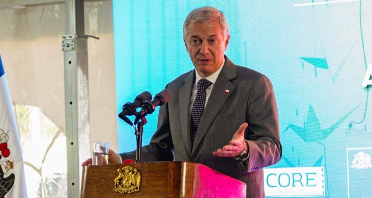 Kast baja en aprobación