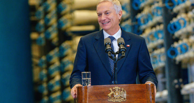 Kast explica que su “metáfora” era hipérbole y deja claro que no planeaba expulsar a 300 mil migrantes