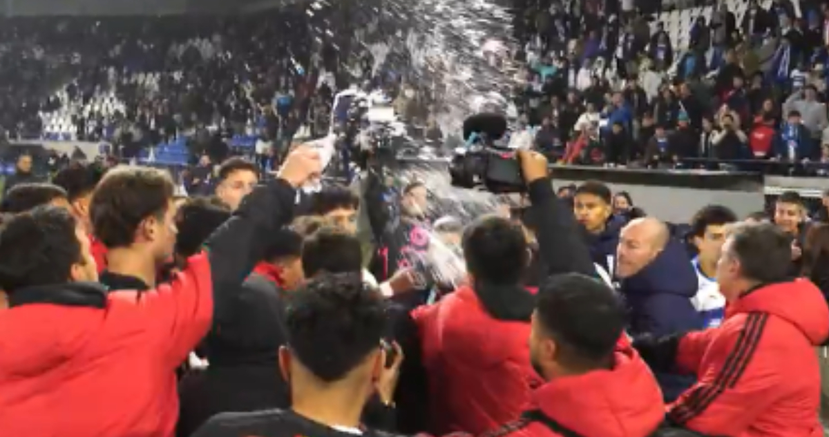 kinesiólogo de Colo Colo lanzando agua en trifulca ante la UC