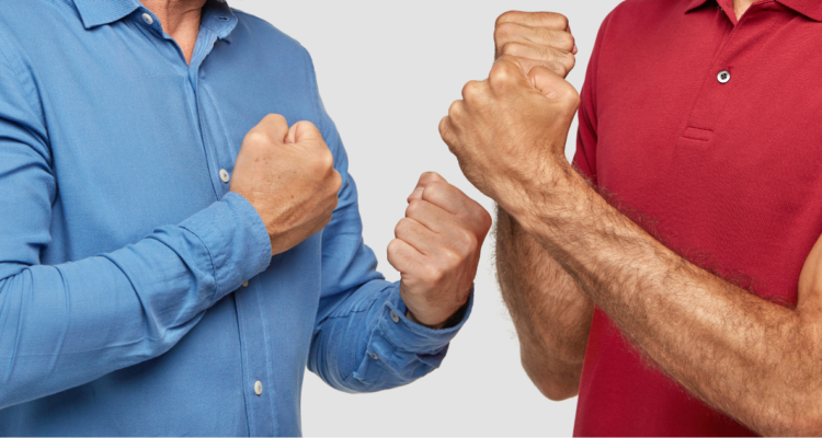 Dos personas enfrentadas. Uno está vestido de azul y el otro de rojo.