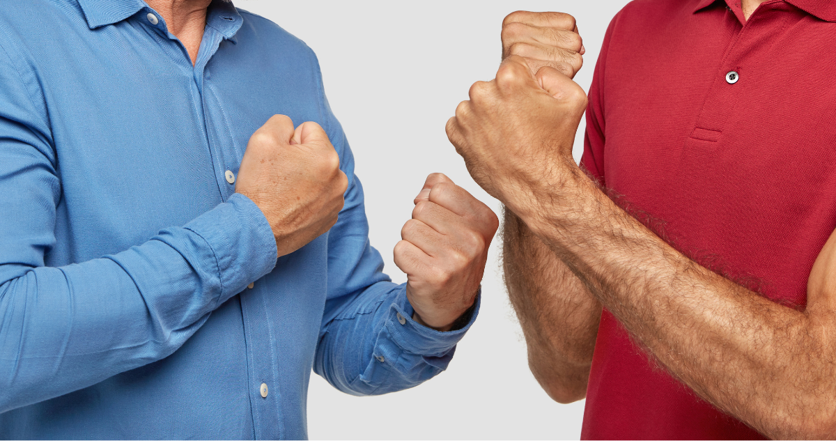 Dos personas enfrentadas. Uno está vestido de azul y el otro de rojo.