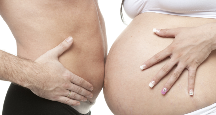 Factores que explican el extraño síndrome que hace a los padres sentirse embarazados