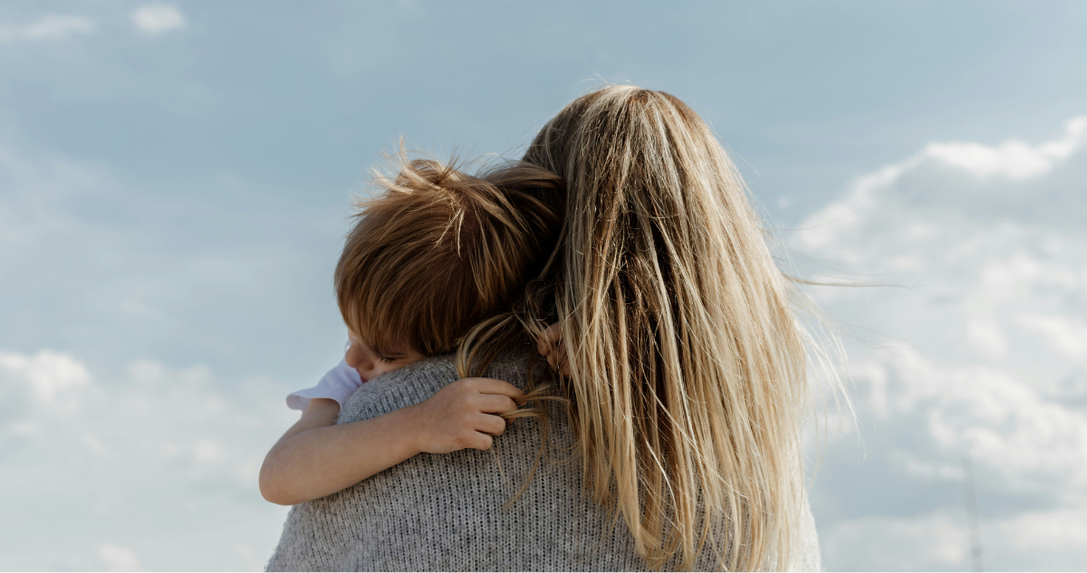 Mujer con niño en sus brazos