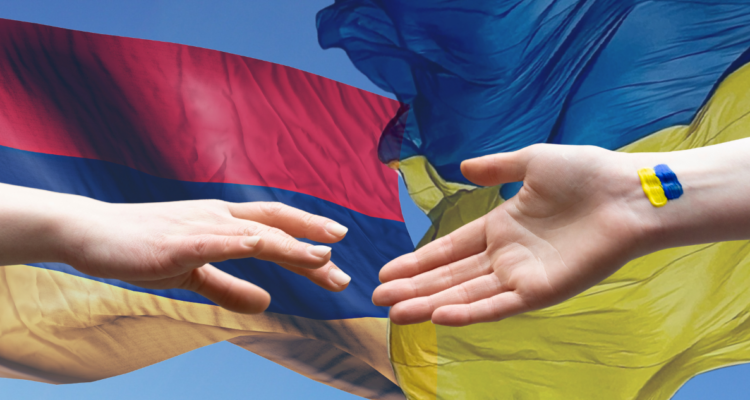 Banderas de Armenia y Ucrania. Manos.