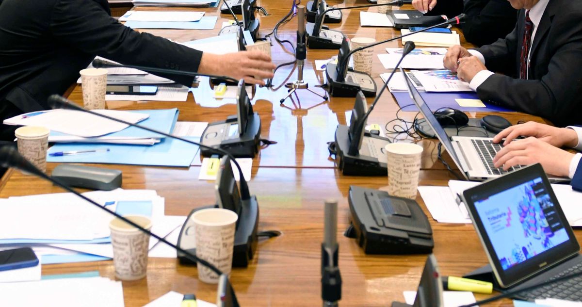 Imagen de contexto de comisión trabajando en reforma tributaria.