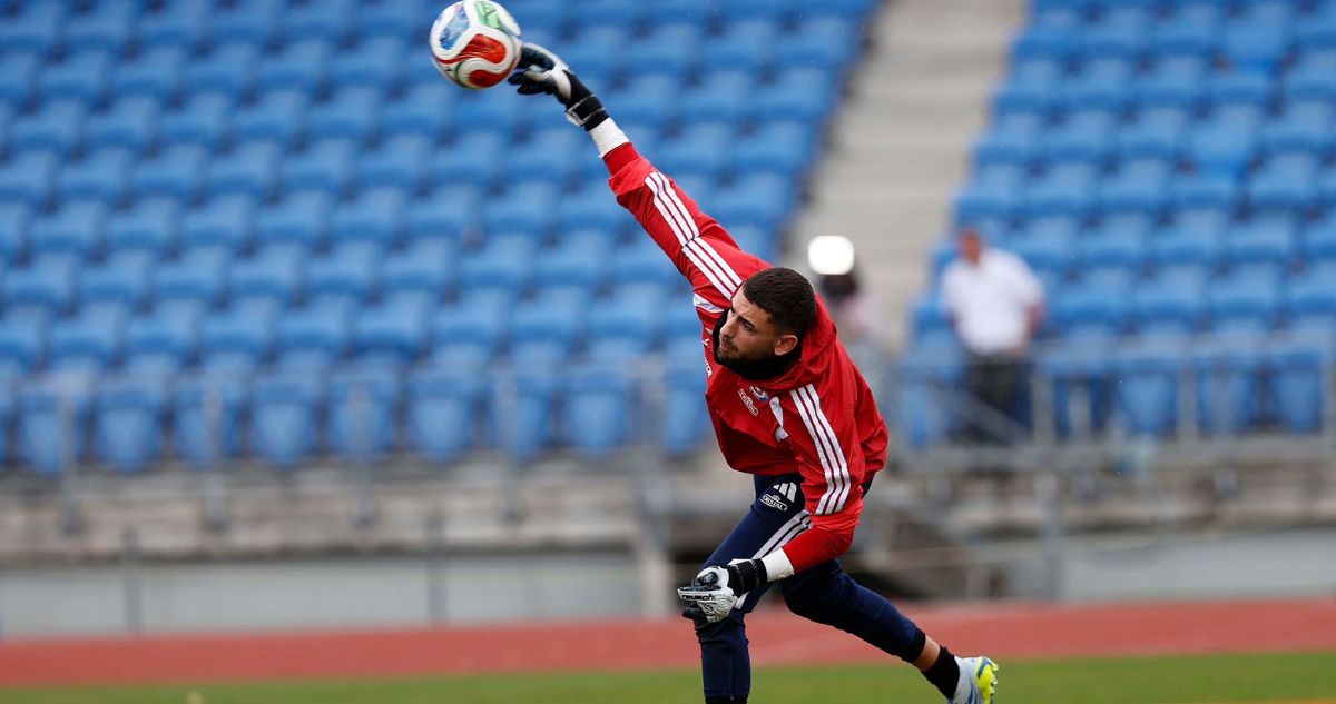 Thomas Gillier atajando en una práctica de La Roja.