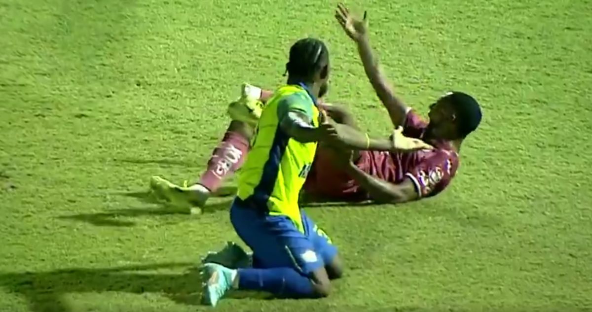 Quedó con el pie colgando: la impactante lesión de delantero brasileño en fútbol de Honduras