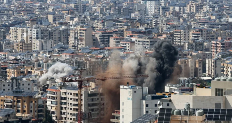 Imagen de archivo de un ataque aéreo israelí contra los suburbios del sur de Beirut, en Dahiyeh, Líbano