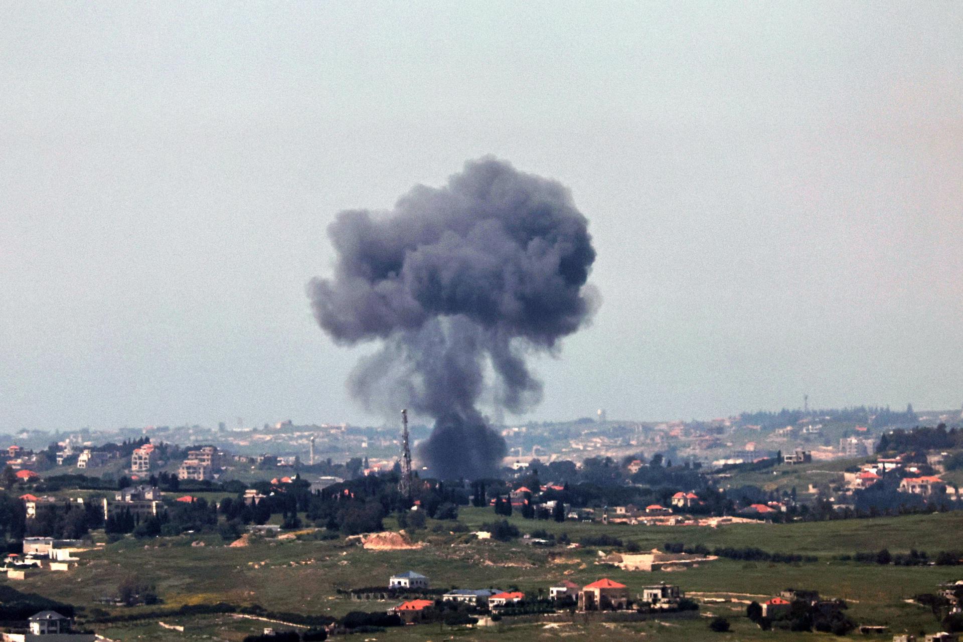 Una columna de humo como consecuencia de un ataque israelí del lunes en el sur del Líbano