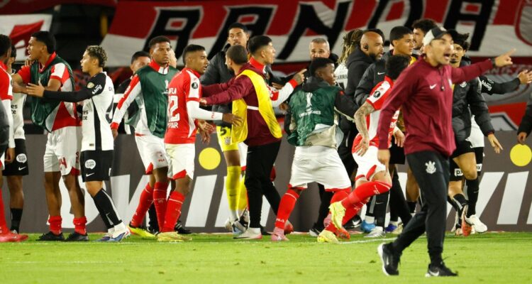Pelea en el final y gestos racistas: el polémico cierre del Santa Fe vs Corinthians en Libertadores