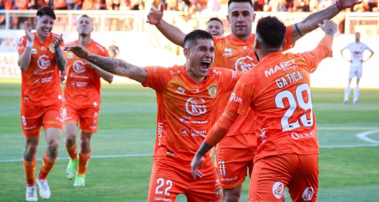 Cobreloa manda en la Liga de Ascenso.