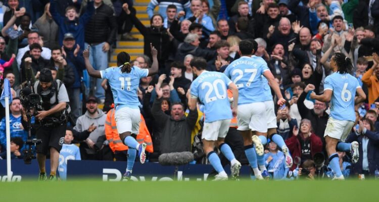 Manchester City sigue dando pelea al Arsenal en la Premier tras superar al Brentford