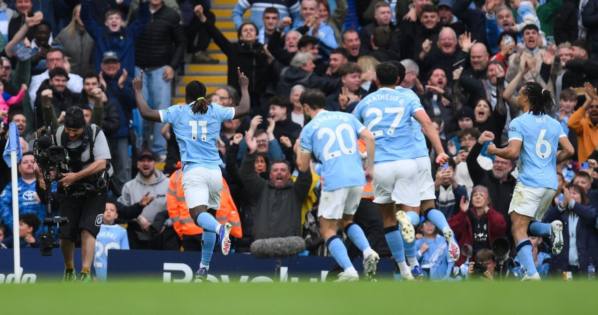 Manchester City sigue dando pelea al Arsenal en la Premier tras superar al Brentford