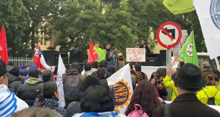 Organizaciones sociales se manifiestan afuera del Congreso en medio de debate por megarreforma