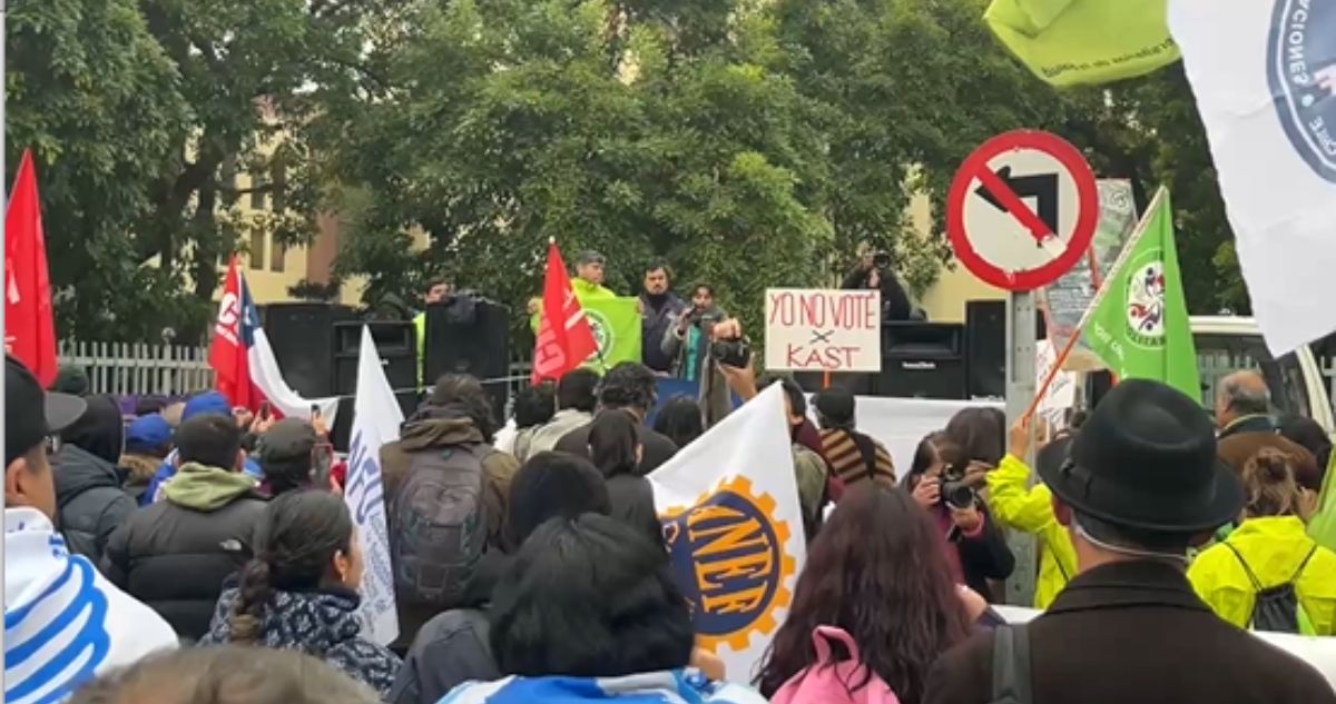 Organizaciones sociales se manifiestan afuera del Congreso en medio de debate por megarreforma