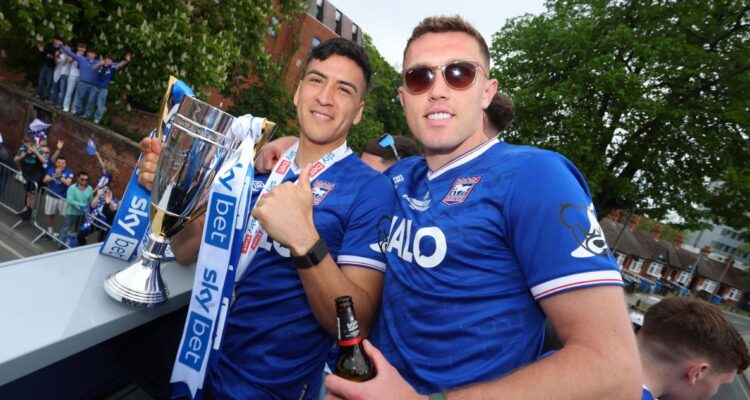 Marcelino Núñez insulta a su exequipo en festejos del Ipswich por ascenso a Premier League