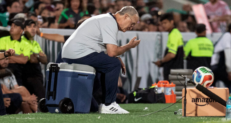 Marcelo Bielsa dirigiendo a Uruguay