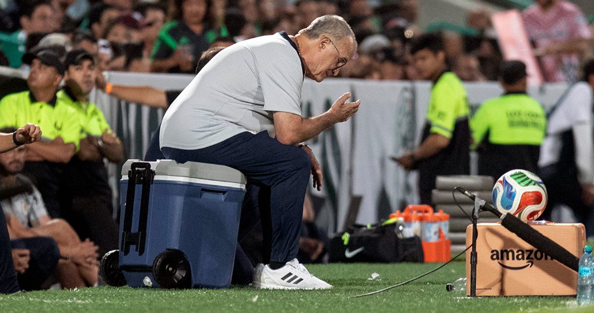 Marcelo Bielsa dirigiendo a Uruguay