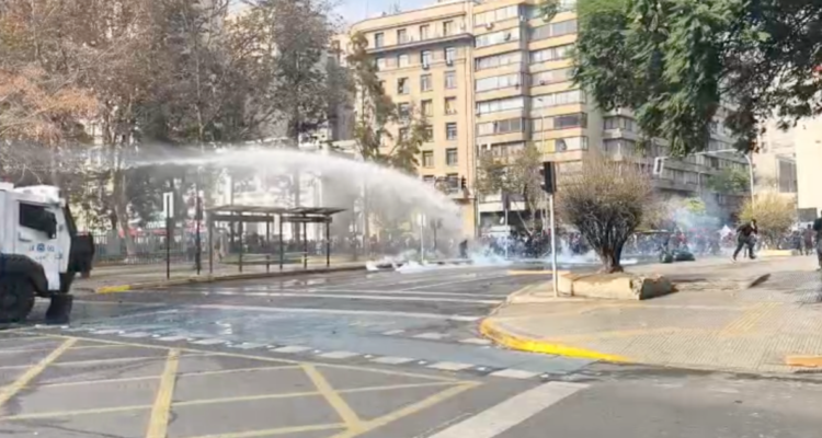 Carabineros dispersa a manifestantes ante nueva marcha de estudiantes en Santiago