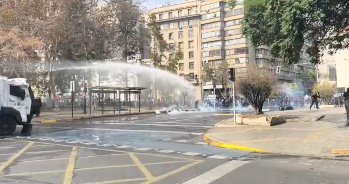 Carabineros dispersa a manifestantes ante nueva marcha de estudiantes en Santiago