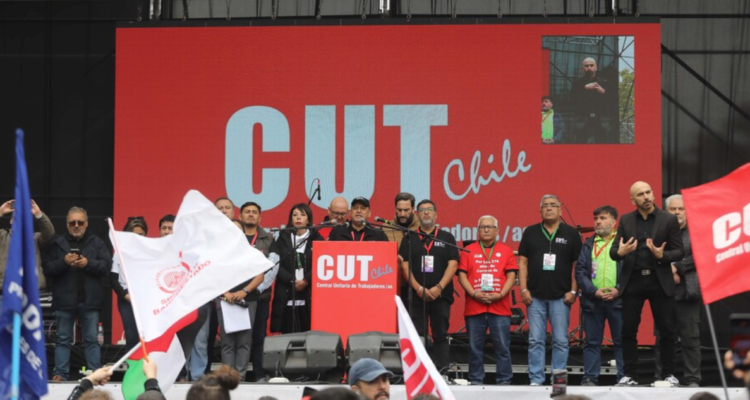 https://media.biobiochile.cl/wp-content/uploads/2026/05/marcha-de-la-cut-llega-a-un-costado-del-gam-con-foco-en-la-union-y-en-mantener-beneficios-sociales-750x400.png