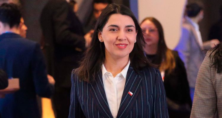 Ministra Marín en jaque: acusan contratos sin título, amenazas de despido y quiebre con Subsecretaría