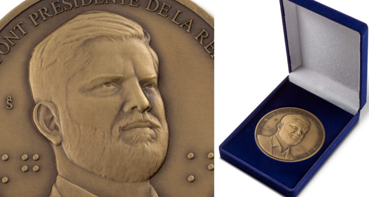 Casa de Moneda ya puso a la venta medallas con rostro de Boric: se detalla precio y características