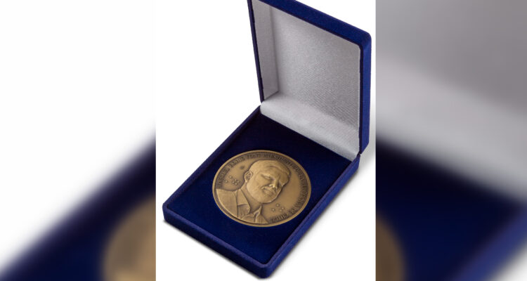 Casa de Moneda ya puso a la venta medallas con rostro de Boric: se detalla precio y características
