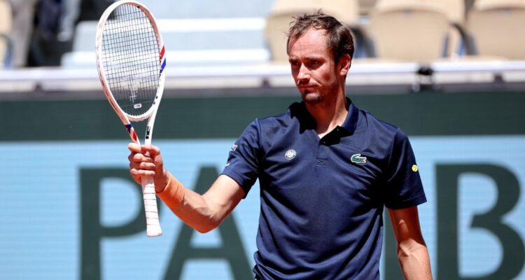 https://media.biobiochile.cl/wp-content/uploads/2026/05/medvedev-roland-garros-esposa-1-750x400.jpg