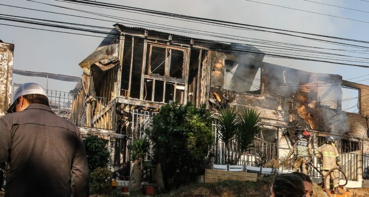 https://media.biobiochile.cl/wp-content/uploads/2026/05/megaincendio-valparaiso-bomberos-volveran-querellantes-750x400.jpg