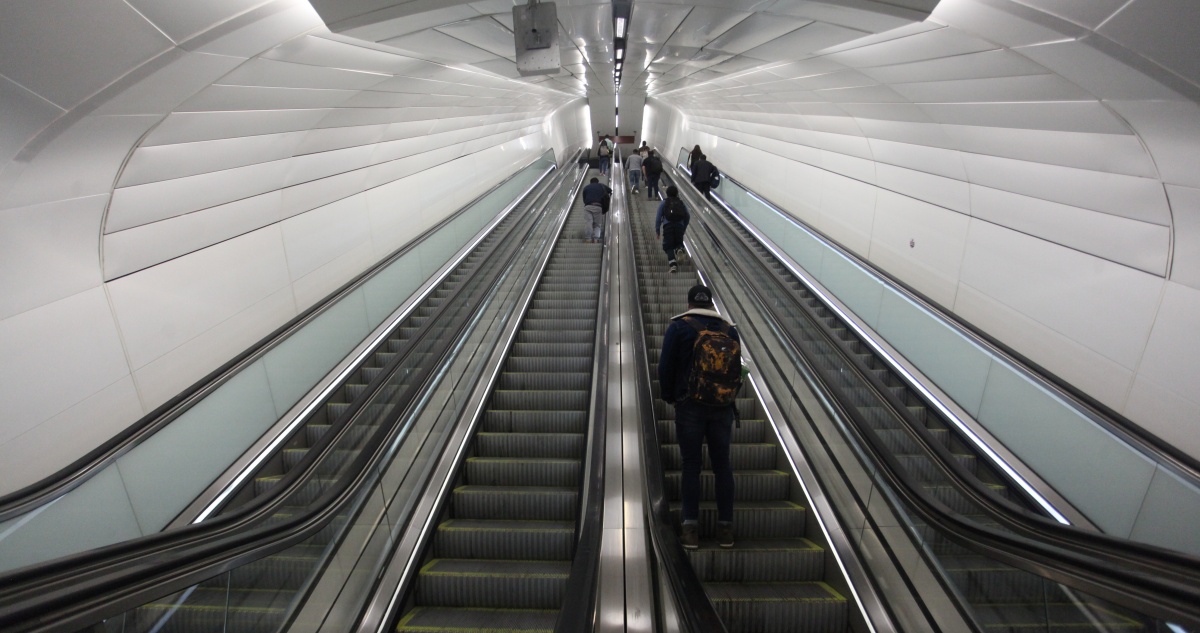 Metro reconoce aumento en problemas con ascensores y escaleras mecánicas y anuncia más mantención