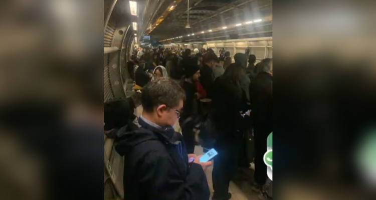 Metro con problemas matinales: hubo retraso en la frecuencia de trenes de Línea 4