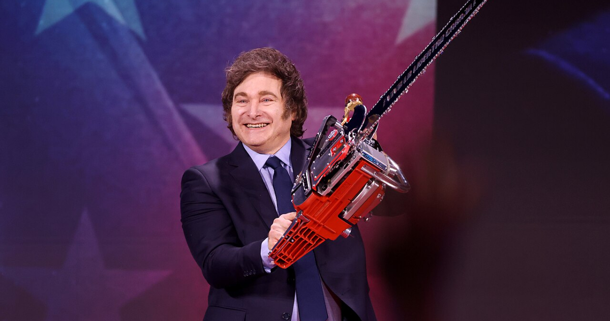 Javier Milei y su motosierra. La inflación alcanzó el proyectado anual en apenas 4 meses en Argentina.