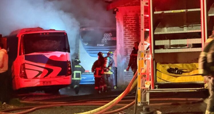 Minibuses incendio en Villarrica