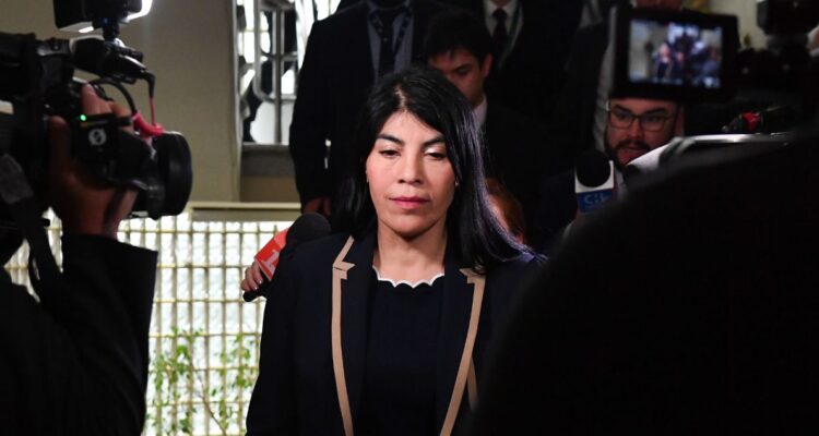 Ministra Lincolao se retira en silencio del Senado y evita contestar preguntas por recientes polémicas
