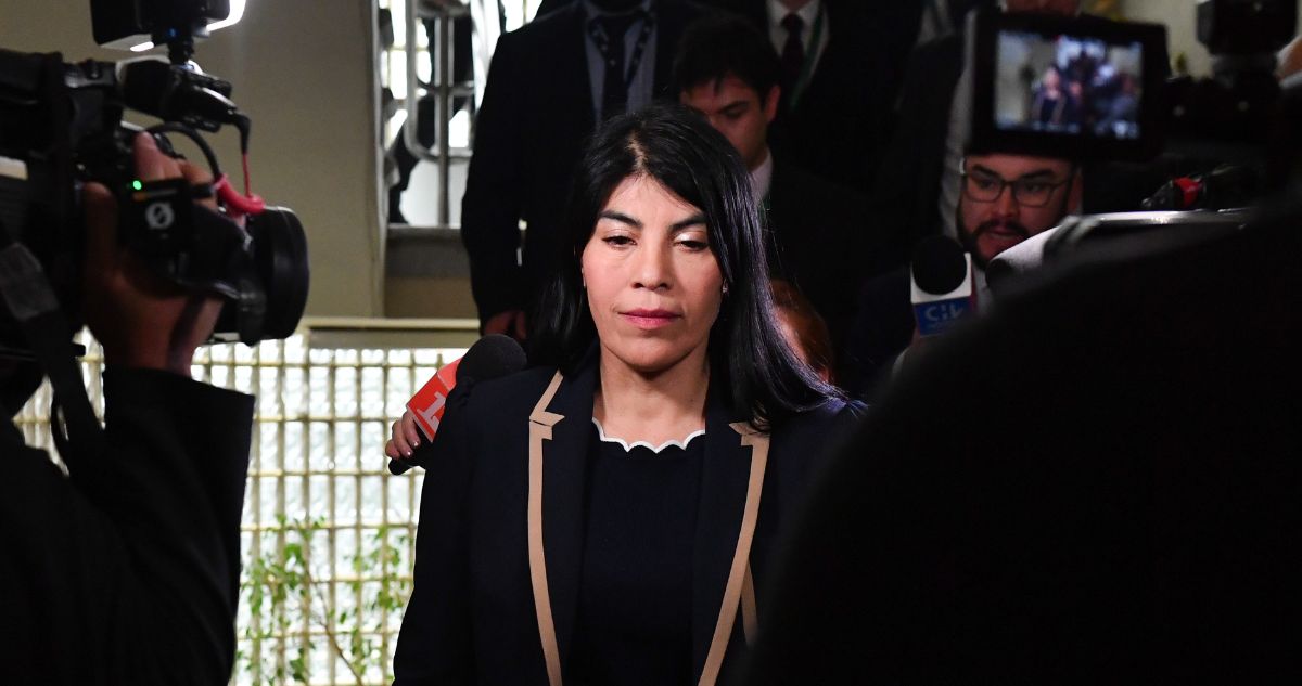 Ministra Lincolao se retira en silencio del Senado y evita contestar preguntas por recientes polémicas