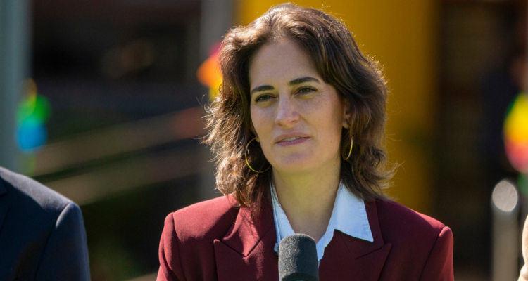 Ministra Wulf sale al paso de polémica por recortes: “No hay ni un niño que no vaya a recibir ajuar”