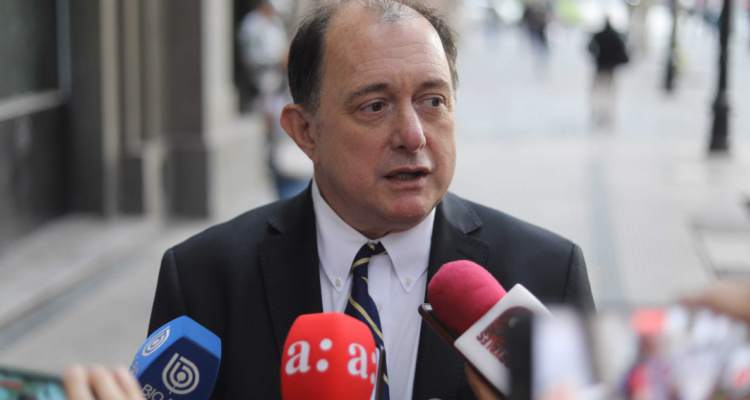 Ministro Iván Poduje afirma que fondos de reconstrucción se agotaron en abril y presiona al Congreso a aprobar ley