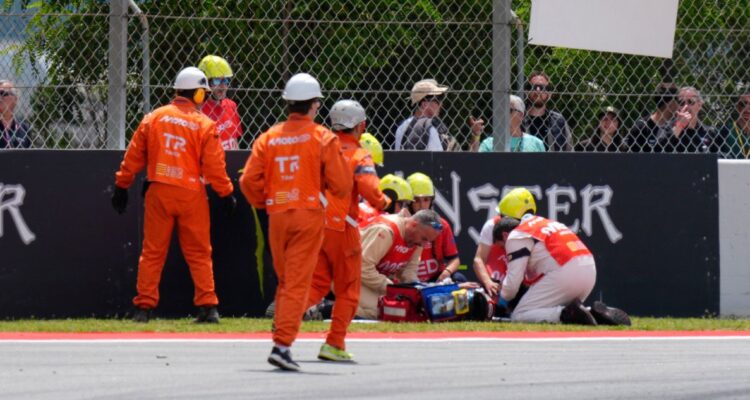 Piloto español salva de milagro tras choque y volar a alta velocidad en MotoGP: solo dos fracturas