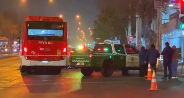Fallece mujer adulta mayor atropellada por bus RED en Estacion Central y conductora queda imputada