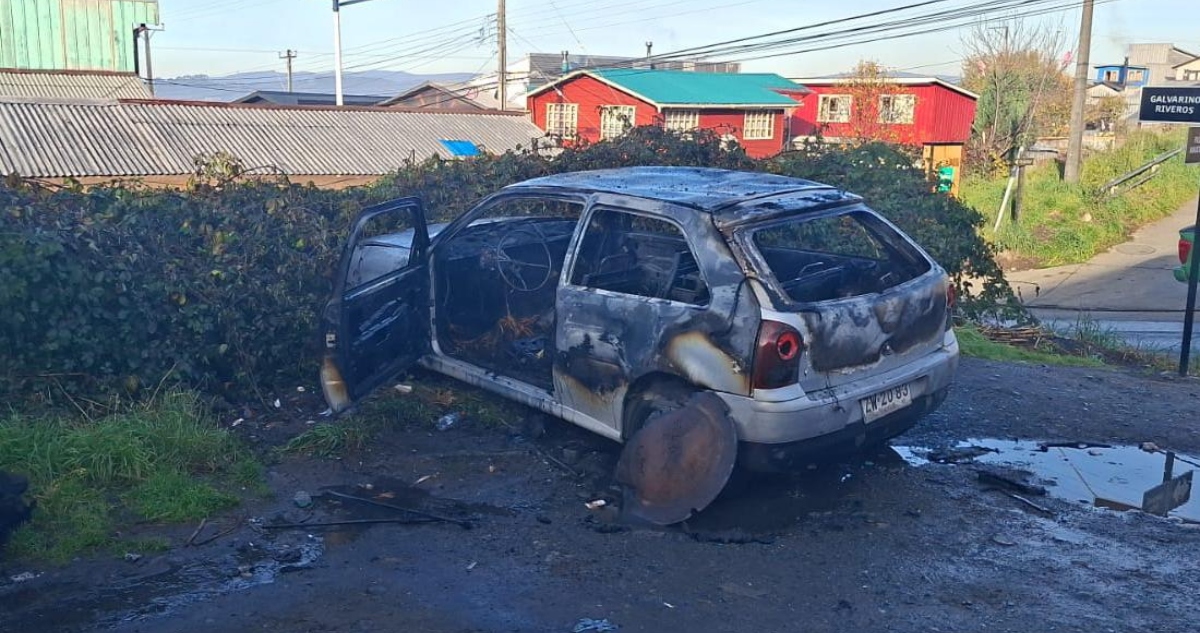 Mujer detenida por quemar auto a expareja en Quellón
