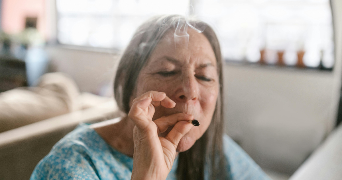 Foto de una mujer mayor fumando